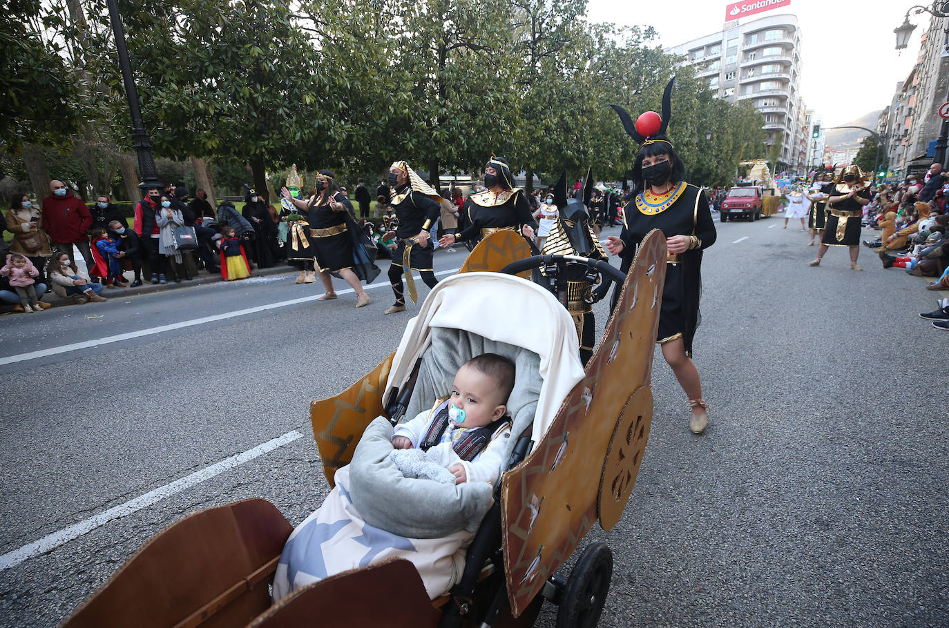 El Antroxu de Oviedo se ha vuelto a hacer de rogar pero, como todos los años, la espera ha merecido la pena. Las calles de la capital asturiana se han teñido de colores para recibir a superhéroes, villanos piratas, payasos, animales de todo tipo... un sinfín de originales disfraces que han hecho las delicias de pequeños y mayores que llevaban mucho tiempo esperando para celebrar un carnaval que la pandemia les arrebató 