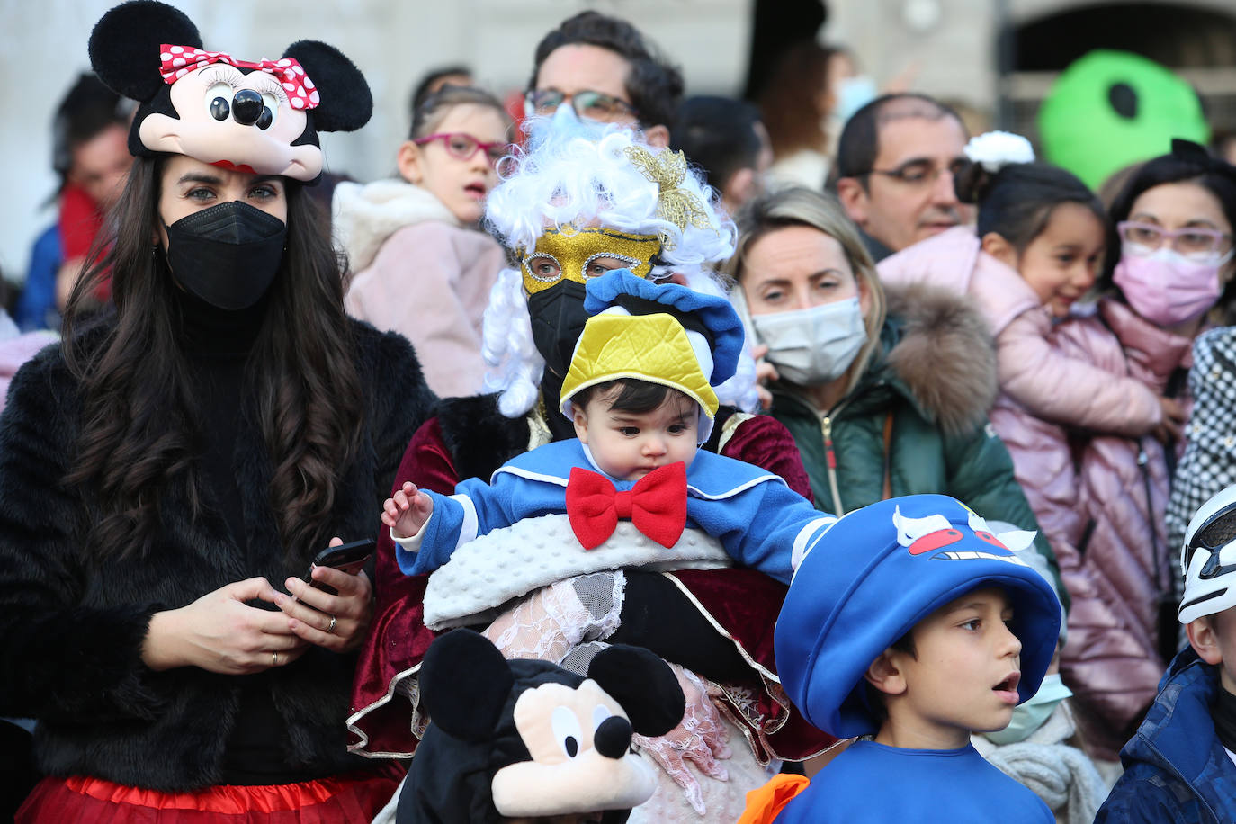 El Antroxu de Oviedo se ha vuelto a hacer de rogar pero, como todos los años, la espera ha merecido la pena. Las calles de la capital asturiana se han teñido de colores para recibir a superhéroes, villanos piratas, payasos, animales de todo tipo... un sinfín de originales disfraces que han hecho las delicias de pequeños y mayores que llevaban mucho tiempo esperando para celebrar un carnaval que la pandemia les arrebató 