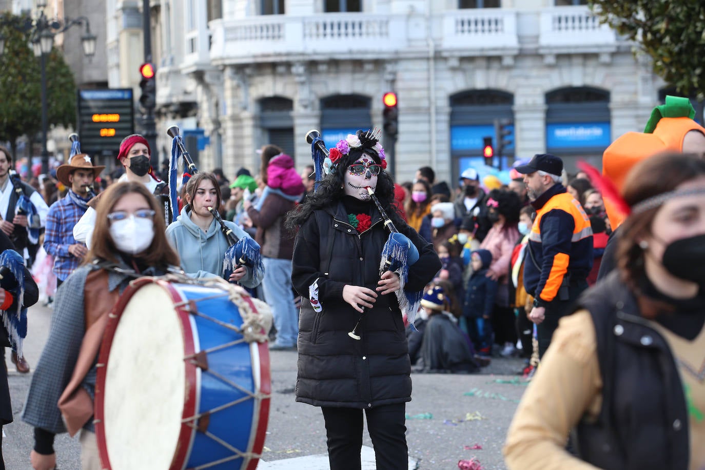 El Antroxu de Oviedo se ha vuelto a hacer de rogar pero, como todos los años, la espera ha merecido la pena. Las calles de la capital asturiana se han teñido de colores para recibir a superhéroes, villanos piratas, payasos, animales de todo tipo... un sinfín de originales disfraces que han hecho las delicias de pequeños y mayores que llevaban mucho tiempo esperando para celebrar un carnaval que la pandemia les arrebató 