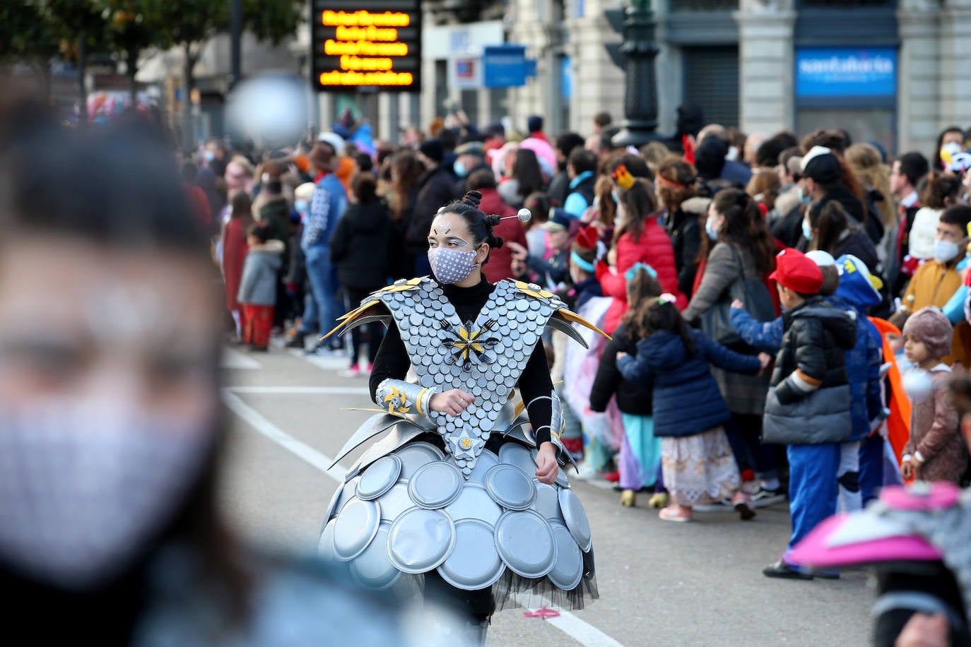 El Antroxu de Oviedo se ha vuelto a hacer de rogar pero, como todos los años, la espera ha merecido la pena. Las calles de la capital asturiana se han teñido de colores para recibir a superhéroes, villanos piratas, payasos, animales de todo tipo... un sinfín de originales disfraces que han hecho las delicias de pequeños y mayores que llevaban mucho tiempo esperando para celebrar un carnaval que la pandemia les arrebató 