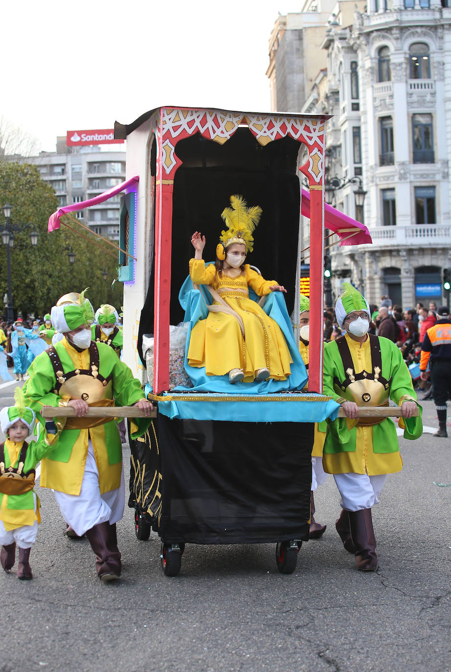 El Antroxu de Oviedo se ha vuelto a hacer de rogar pero, como todos los años, la espera ha merecido la pena. Las calles de la capital asturiana se han teñido de colores para recibir a superhéroes, villanos piratas, payasos, animales de todo tipo... un sinfín de originales disfraces que han hecho las delicias de pequeños y mayores que llevaban mucho tiempo esperando para celebrar un carnaval que la pandemia les arrebató 