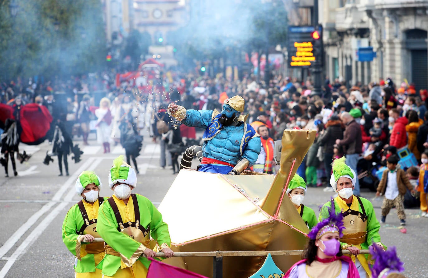 El Antroxu de Oviedo se ha vuelto a hacer de rogar pero, como todos los años, la espera ha merecido la pena. Las calles de la capital asturiana se han teñido de colores para recibir a superhéroes, villanos piratas, payasos, animales de todo tipo... un sinfín de originales disfraces que han hecho las delicias de pequeños y mayores que llevaban mucho tiempo esperando para celebrar un carnaval que la pandemia les arrebató 