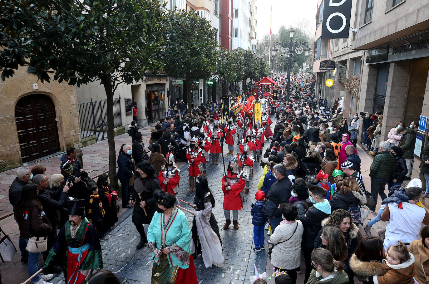 El Antroxu de Oviedo se ha vuelto a hacer de rogar pero, como todos los años, la espera ha merecido la pena. Las calles de la capital asturiana se han teñido de colores para recibir a superhéroes, villanos piratas, payasos, animales de todo tipo... un sinfín de originales disfraces que han hecho las delicias de pequeños y mayores que llevaban mucho tiempo esperando para celebrar un carnaval que la pandemia les arrebató 