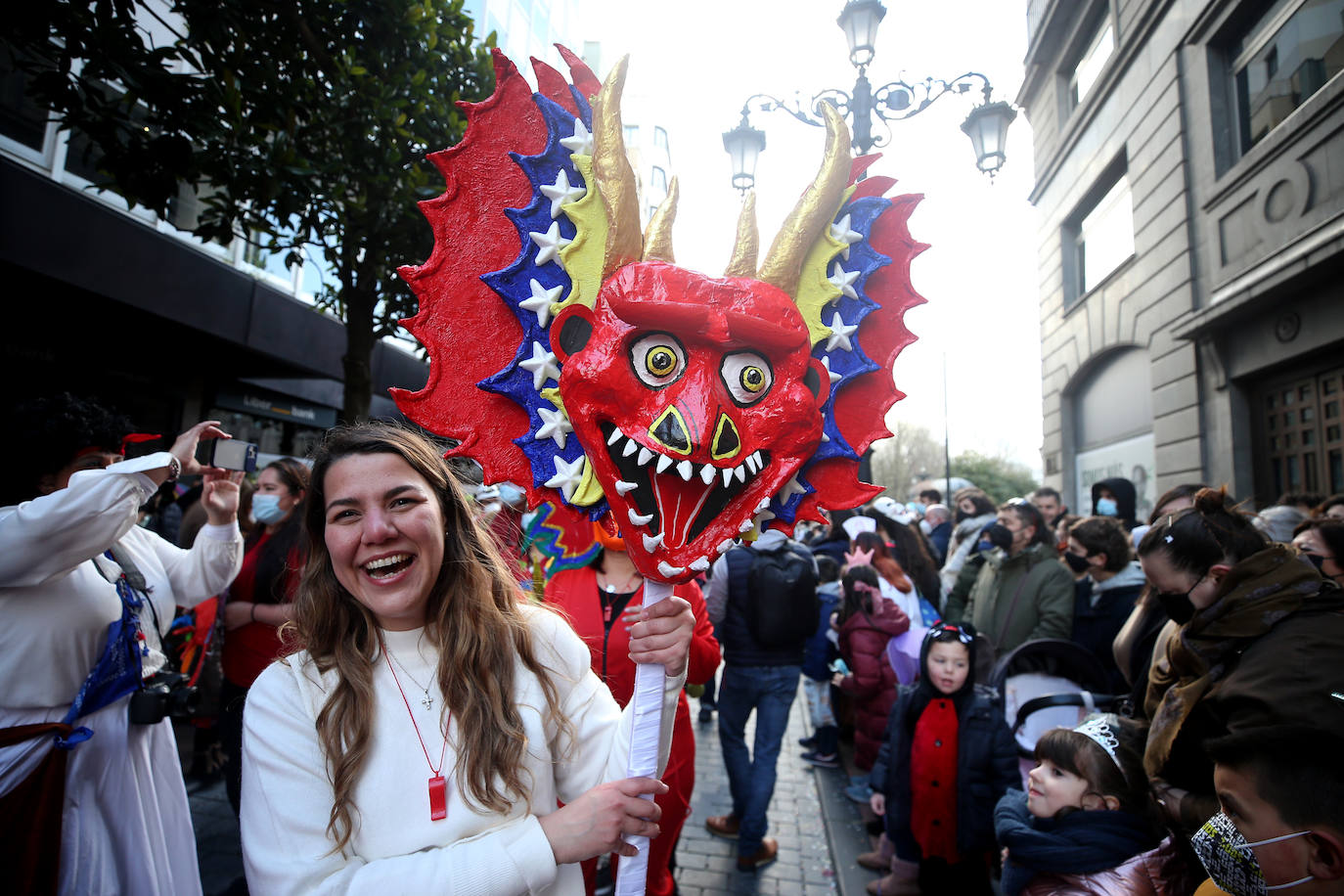 El Antroxu de Oviedo se ha vuelto a hacer de rogar pero, como todos los años, la espera ha merecido la pena. Las calles de la capital asturiana se han teñido de colores para recibir a superhéroes, villanos piratas, payasos, animales de todo tipo... un sinfín de originales disfraces que han hecho las delicias de pequeños y mayores que llevaban mucho tiempo esperando para celebrar un carnaval que la pandemia les arrebató 