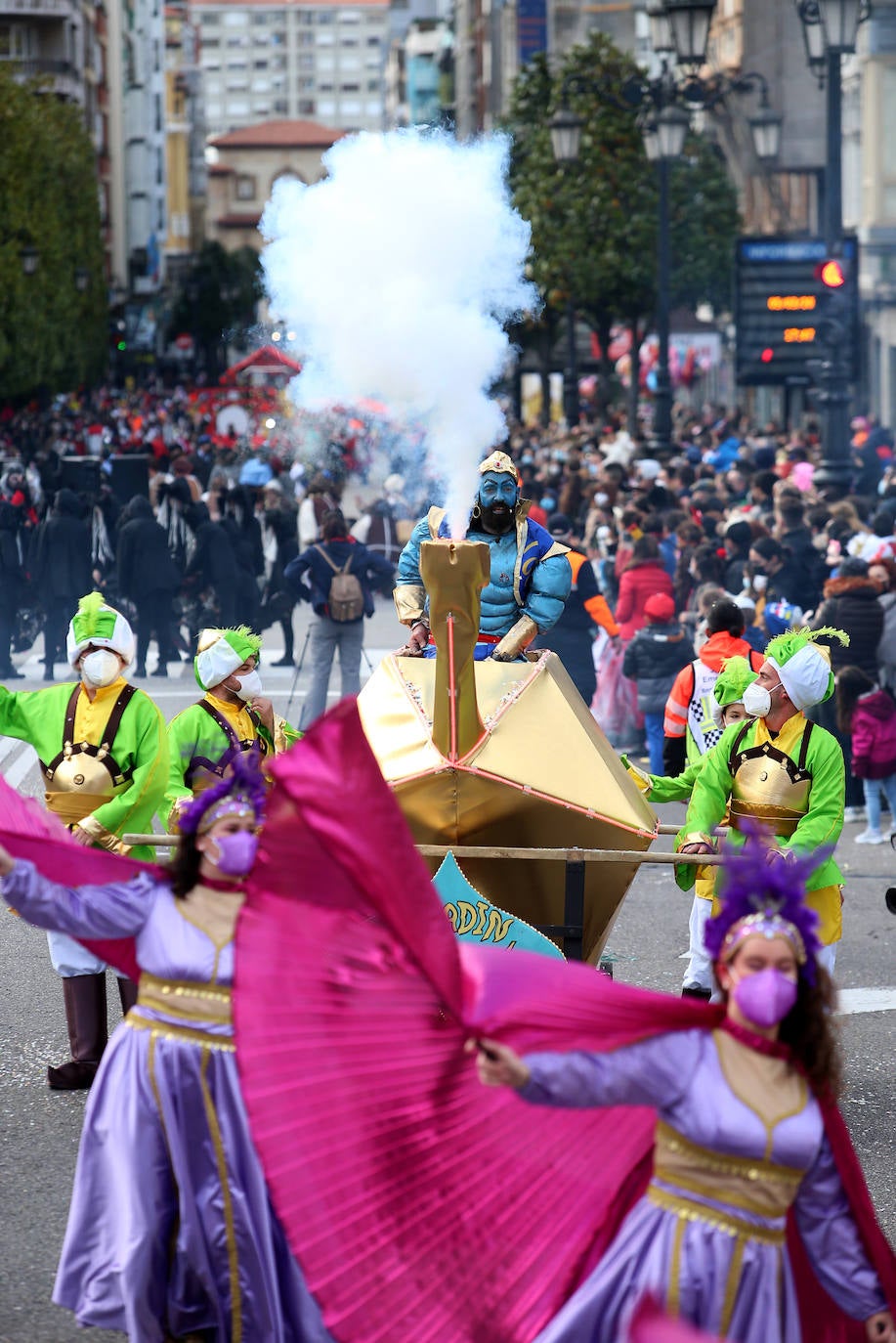 El Antroxu de Oviedo se ha vuelto a hacer de rogar pero, como todos los años, la espera ha merecido la pena. Las calles de la capital asturiana se han teñido de colores para recibir a superhéroes, villanos piratas, payasos, animales de todo tipo... un sinfín de originales disfraces que han hecho las delicias de pequeños y mayores que llevaban mucho tiempo esperando para celebrar un carnaval que la pandemia les arrebató 