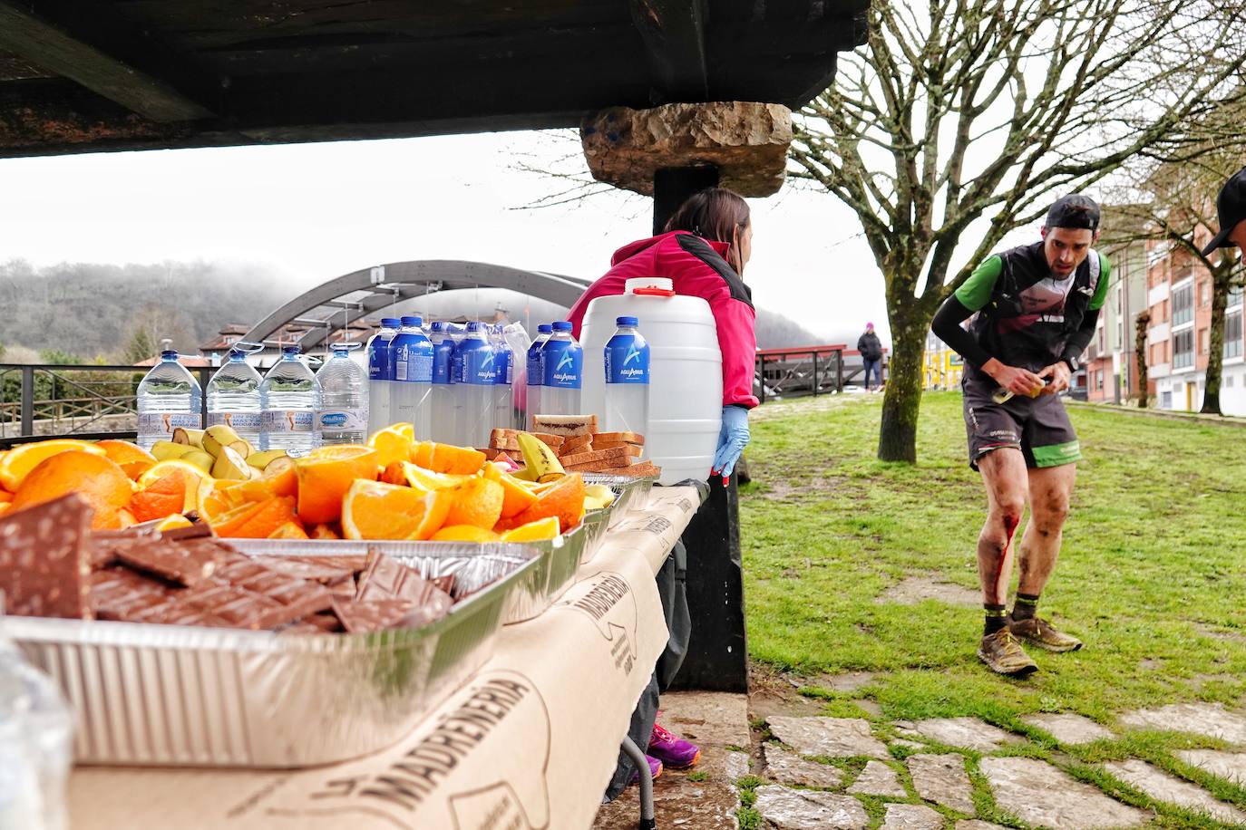 La octava edición del trail Kangas Mountain se ha celebrado este sábado con unas cifras de récord. La primera, la de los participantes. La competición ha contado por primera vez con 1.500 corredores. Pero no es el único hito que se ha superado. Juan José Somohano, ganador de la distancia Original (33 kilómetros), ha parado el crono en 2h46'15''. Somohano repite así en el cajón más alto del podio -ya ganó en la edición de 2020-, acompañado por Wather Becerra (2h45'35'') y Borja Fernández (2h56'09''). El podio femenino de la distancia original lo lideró Belén Pérez Riveiro, con un tiempo de 3h48'46'', seguida de Gabriela Sánchez Cabezas (4h03'2'') y Ana Belén Nogueiro, (4h08'27'')