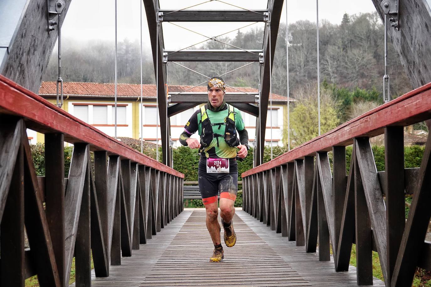 La octava edición del trail Kangas Mountain se ha celebrado este sábado con unas cifras de récord. La primera, la de los participantes. La competición ha contado por primera vez con 1.500 corredores. Pero no es el único hito que se ha superado. Juan José Somohano, ganador de la distancia Original (33 kilómetros), ha parado el crono en 2h46'15''. Somohano repite así en el cajón más alto del podio -ya ganó en la edición de 2020-, acompañado por Wather Becerra (2h45'35'') y Borja Fernández (2h56'09''). El podio femenino de la distancia original lo lideró Belén Pérez Riveiro, con un tiempo de 3h48'46'', seguida de Gabriela Sánchez Cabezas (4h03'2'') y Ana Belén Nogueiro, (4h08'27'')
