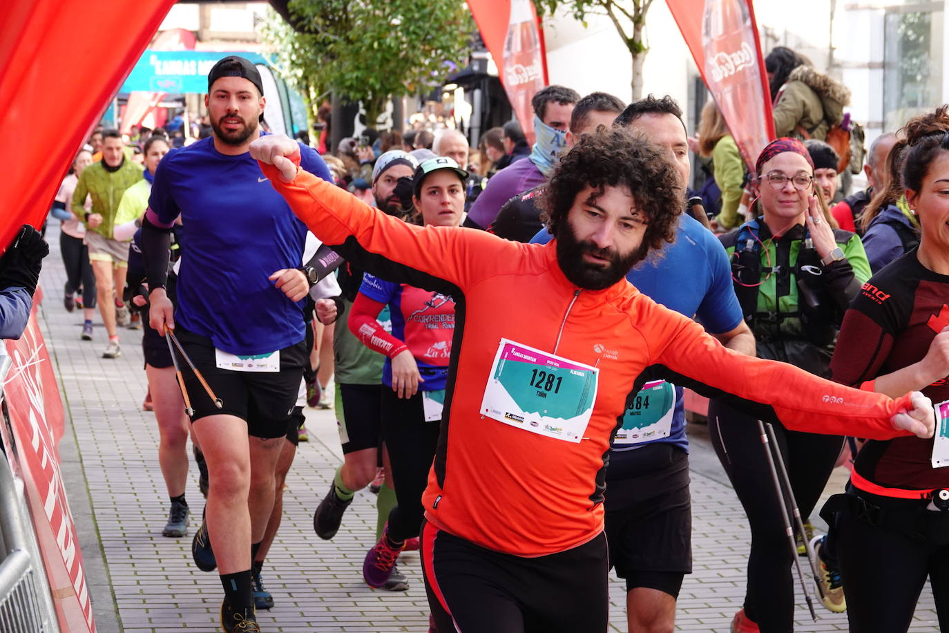 La octava edición del trail Kangas Mountain se ha celebrado este sábado con unas cifras de récord. La primera, la de los participantes. La competición ha contado por primera vez con 1.500 corredores. Pero no es el único hito que se ha superado. Juan José Somohano, ganador de la distancia Original (33 kilómetros), ha parado el crono en 2h46'15''. Somohano repite así en el cajón más alto del podio -ya ganó en la edición de 2020-, acompañado por Wather Becerra (2h45'35'') y Borja Fernández (2h56'09''). El podio femenino de la distancia original lo lideró Belén Pérez Riveiro, con un tiempo de 3h48'46'', seguida de Gabriela Sánchez Cabezas (4h03'2'') y Ana Belén Nogueiro, (4h08'27'')