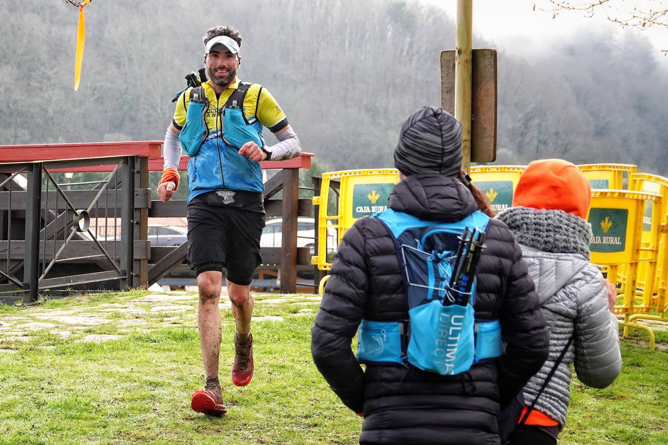 La octava edición del trail Kangas Mountain se ha celebrado este sábado con unas cifras de récord. La primera, la de los participantes. La competición ha contado por primera vez con 1.500 corredores. Pero no es el único hito que se ha superado. Juan José Somohano, ganador de la distancia Original (33 kilómetros), ha parado el crono en 2h46'15''. Somohano repite así en el cajón más alto del podio -ya ganó en la edición de 2020-, acompañado por Wather Becerra (2h45'35'') y Borja Fernández (2h56'09''). El podio femenino de la distancia original lo lideró Belén Pérez Riveiro, con un tiempo de 3h48'46'', seguida de Gabriela Sánchez Cabezas (4h03'2'') y Ana Belén Nogueiro, (4h08'27'')