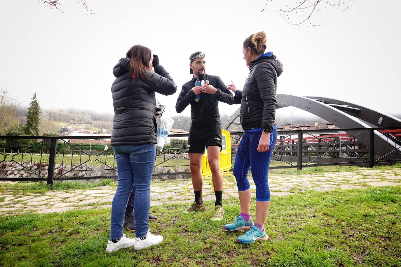 La octava edición del trail Kangas Mountain se ha celebrado este sábado con unas cifras de récord. La primera, la de los participantes. La competición ha contado por primera vez con 1.500 corredores. Pero no es el único hito que se ha superado. Juan José Somohano, ganador de la distancia Original (33 kilómetros), ha parado el crono en 2h46'15''. Somohano repite así en el cajón más alto del podio -ya ganó en la edición de 2020-, acompañado por Wather Becerra (2h45'35'') y Borja Fernández (2h56'09''). El podio femenino de la distancia original lo lideró Belén Pérez Riveiro, con un tiempo de 3h48'46'', seguida de Gabriela Sánchez Cabezas (4h03'2'') y Ana Belén Nogueiro, (4h08'27'')