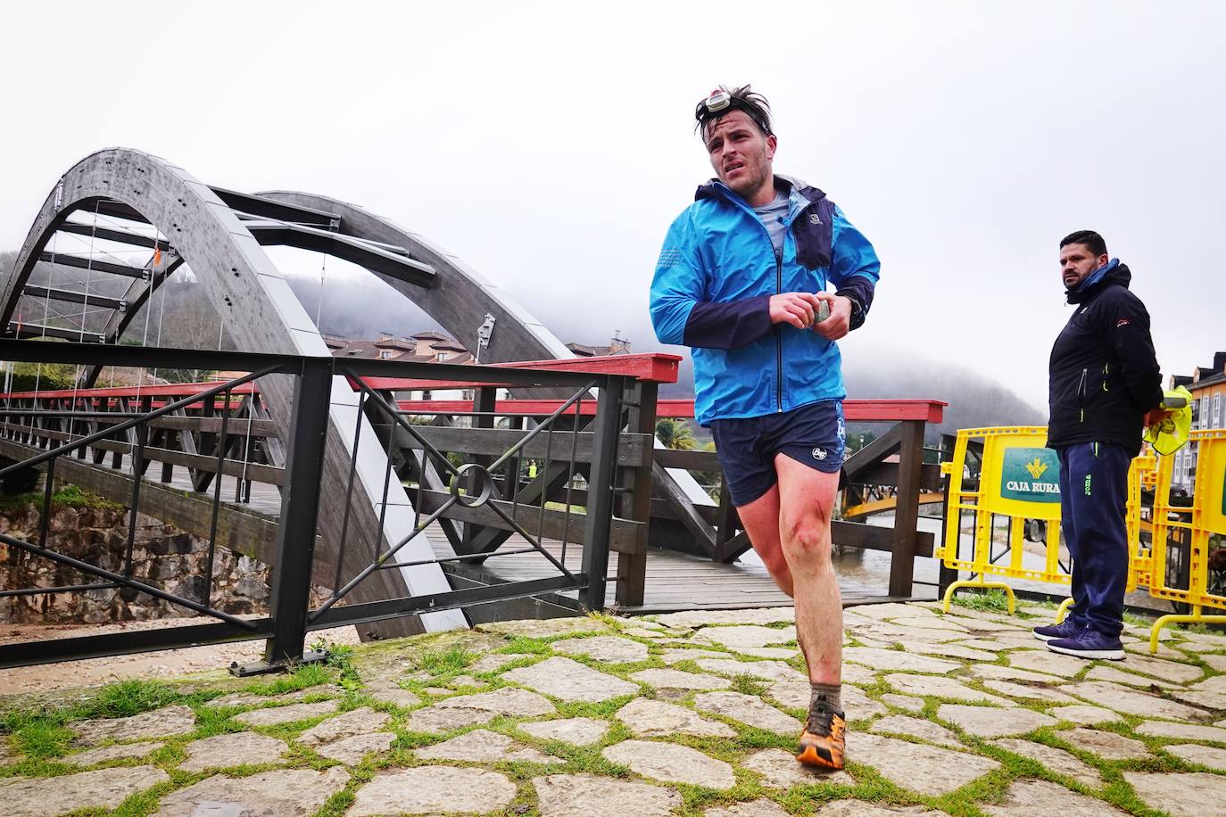 La octava edición del trail Kangas Mountain se ha celebrado este sábado con unas cifras de récord. La primera, la de los participantes. La competición ha contado por primera vez con 1.500 corredores. Pero no es el único hito que se ha superado. Juan José Somohano, ganador de la distancia Original (33 kilómetros), ha parado el crono en 2h46'15''. Somohano repite así en el cajón más alto del podio -ya ganó en la edición de 2020-, acompañado por Wather Becerra (2h45'35'') y Borja Fernández (2h56'09''). El podio femenino de la distancia original lo lideró Belén Pérez Riveiro, con un tiempo de 3h48'46'', seguida de Gabriela Sánchez Cabezas (4h03'2'') y Ana Belén Nogueiro, (4h08'27'')