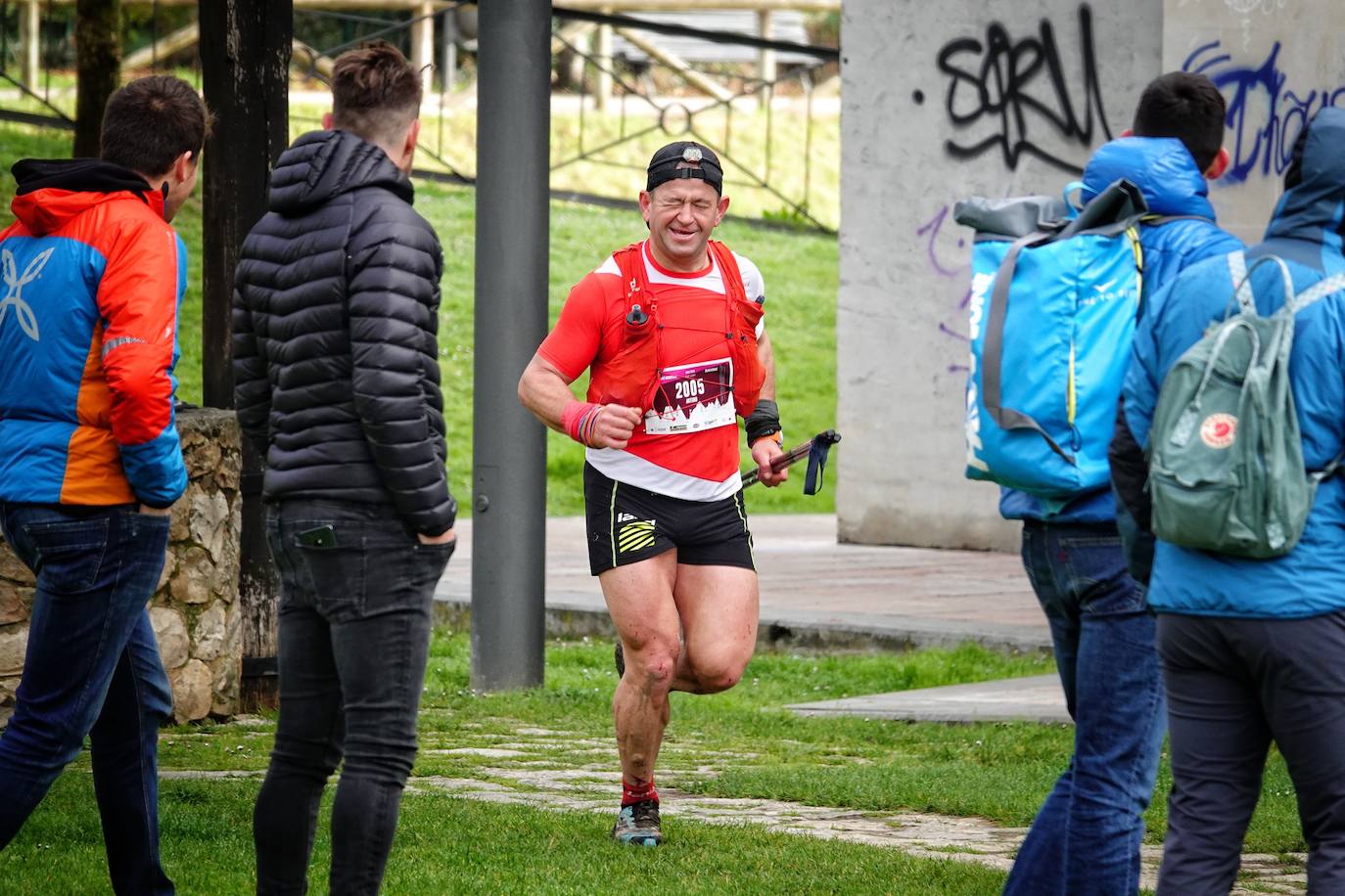 La octava edición del trail Kangas Mountain se ha celebrado este sábado con unas cifras de récord. La primera, la de los participantes. La competición ha contado por primera vez con 1.500 corredores. Pero no es el único hito que se ha superado. Juan José Somohano, ganador de la distancia Original (33 kilómetros), ha parado el crono en 2h46'15''. Somohano repite así en el cajón más alto del podio -ya ganó en la edición de 2020-, acompañado por Wather Becerra (2h45'35'') y Borja Fernández (2h56'09''). El podio femenino de la distancia original lo lideró Belén Pérez Riveiro, con un tiempo de 3h48'46'', seguida de Gabriela Sánchez Cabezas (4h03'2'') y Ana Belén Nogueiro, (4h08'27'')