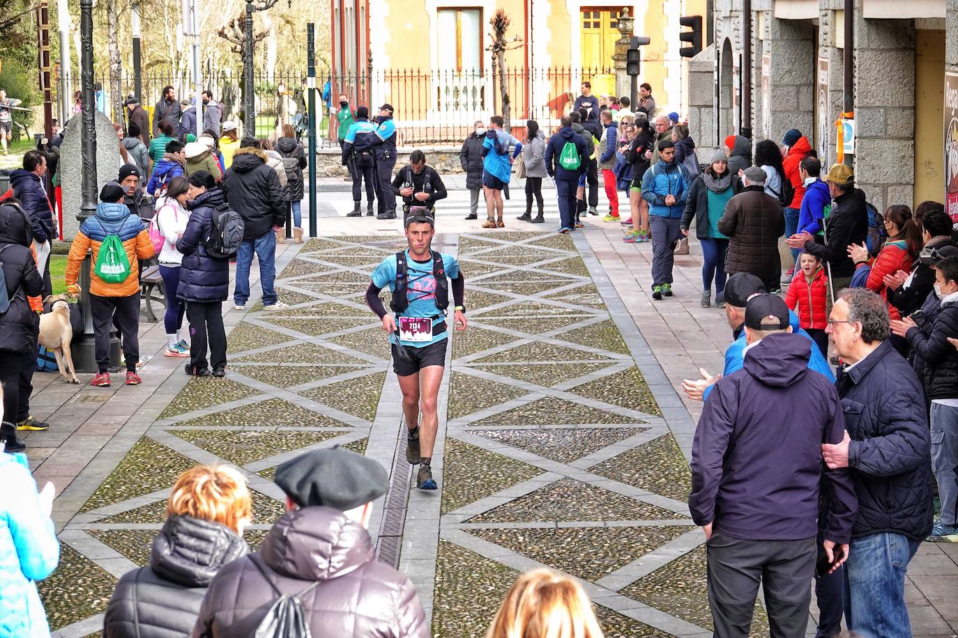 La octava edición del trail Kangas Mountain se ha celebrado este sábado con unas cifras de récord. La primera, la de los participantes. La competición ha contado por primera vez con 1.500 corredores. Pero no es el único hito que se ha superado. Juan José Somohano, ganador de la distancia Original (33 kilómetros), ha parado el crono en 2h46'15''. Somohano repite así en el cajón más alto del podio -ya ganó en la edición de 2020-, acompañado por Wather Becerra (2h45'35'') y Borja Fernández (2h56'09''). El podio femenino de la distancia original lo lideró Belén Pérez Riveiro, con un tiempo de 3h48'46'', seguida de Gabriela Sánchez Cabezas (4h03'2'') y Ana Belén Nogueiro, (4h08'27'')
