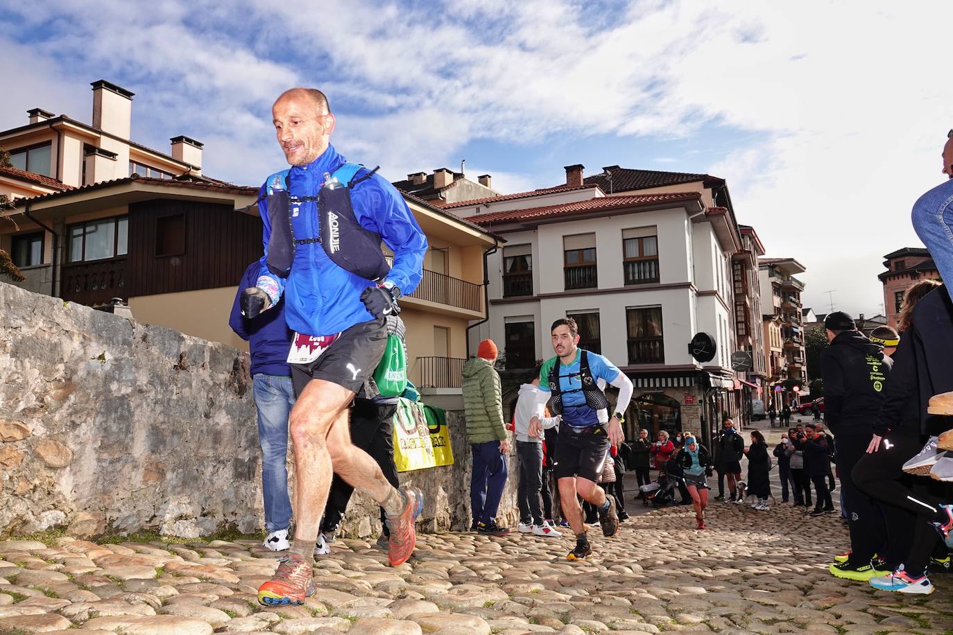 La octava edición del trail Kangas Mountain se ha celebrado este sábado con unas cifras de récord. La primera, la de los participantes. La competición ha contado por primera vez con 1.500 corredores. Pero no es el único hito que se ha superado. Juan José Somohano, ganador de la distancia Original (33 kilómetros), ha parado el crono en 2h46'15''. Somohano repite así en el cajón más alto del podio -ya ganó en la edición de 2020-, acompañado por Wather Becerra (2h45'35'') y Borja Fernández (2h56'09''). El podio femenino de la distancia original lo lideró Belén Pérez Riveiro, con un tiempo de 3h48'46'', seguida de Gabriela Sánchez Cabezas (4h03'2'') y Ana Belén Nogueiro, (4h08'27'')