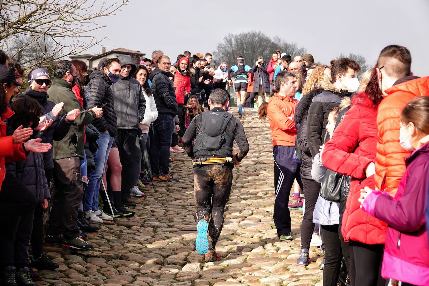 La octava edición del trail Kangas Mountain se ha celebrado este sábado con unas cifras de récord. La primera, la de los participantes. La competición ha contado por primera vez con 1.500 corredores. Pero no es el único hito que se ha superado. Juan José Somohano, ganador de la distancia Original (33 kilómetros), ha parado el crono en 2h46'15''. Somohano repite así en el cajón más alto del podio -ya ganó en la edición de 2020-, acompañado por Wather Becerra (2h45'35'') y Borja Fernández (2h56'09''). El podio femenino de la distancia original lo lideró Belén Pérez Riveiro, con un tiempo de 3h48'46'', seguida de Gabriela Sánchez Cabezas (4h03'2'') y Ana Belén Nogueiro, (4h08'27'')