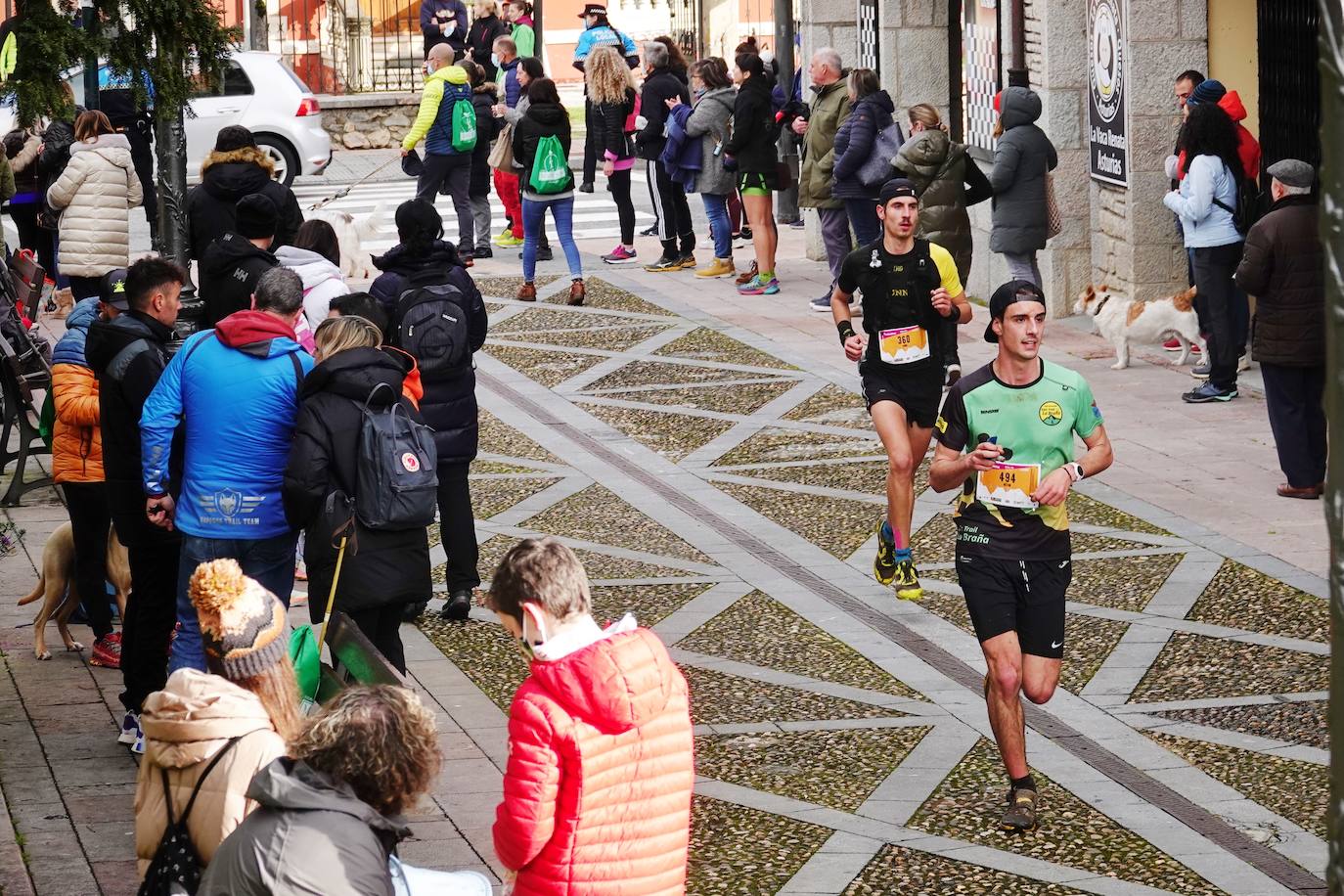 La octava edición del trail Kangas Mountain se ha celebrado este sábado con unas cifras de récord. La primera, la de los participantes. La competición ha contado por primera vez con 1.500 corredores. Pero no es el único hito que se ha superado. Juan José Somohano, ganador de la distancia Original (33 kilómetros), ha parado el crono en 2h46'15''. Somohano repite así en el cajón más alto del podio -ya ganó en la edición de 2020-, acompañado por Wather Becerra (2h45'35'') y Borja Fernández (2h56'09''). El podio femenino de la distancia original lo lideró Belén Pérez Riveiro, con un tiempo de 3h48'46'', seguida de Gabriela Sánchez Cabezas (4h03'2'') y Ana Belén Nogueiro, (4h08'27'')