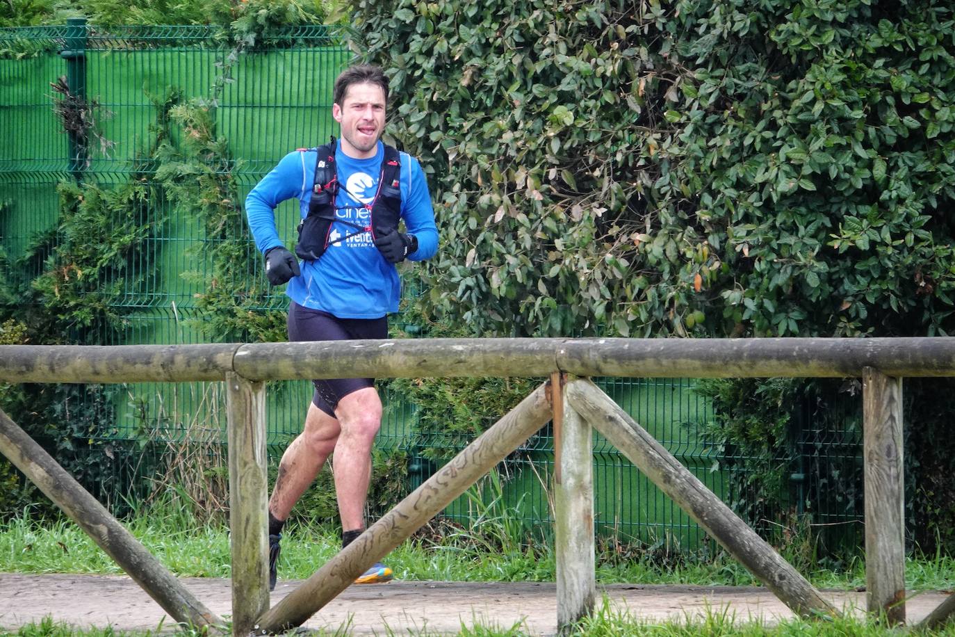 La octava edición del trail Kangas Mountain se ha celebrado este sábado con unas cifras de récord. La primera, la de los participantes. La competición ha contado por primera vez con 1.500 corredores. Pero no es el único hito que se ha superado. Juan José Somohano, ganador de la distancia Original (33 kilómetros), ha parado el crono en 2h46'15''. Somohano repite así en el cajón más alto del podio -ya ganó en la edición de 2020-, acompañado por Wather Becerra (2h45'35'') y Borja Fernández (2h56'09''). El podio femenino de la distancia original lo lideró Belén Pérez Riveiro, con un tiempo de 3h48'46'', seguida de Gabriela Sánchez Cabezas (4h03'2'') y Ana Belén Nogueiro, (4h08'27'')