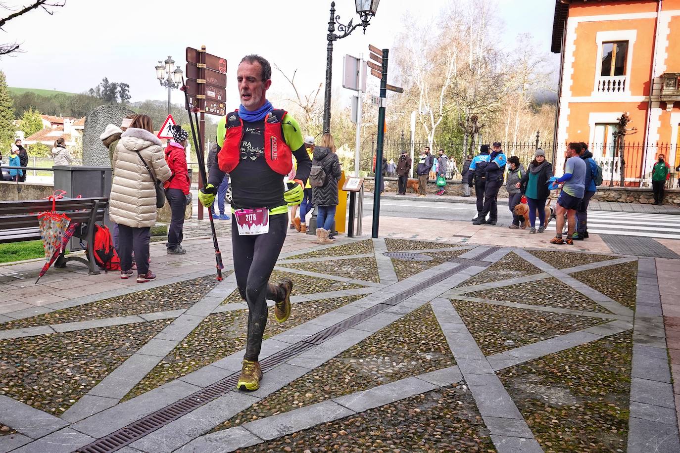 La octava edición del trail Kangas Mountain se ha celebrado este sábado con unas cifras de récord. La primera, la de los participantes. La competición ha contado por primera vez con 1.500 corredores. Pero no es el único hito que se ha superado. Juan José Somohano, ganador de la distancia Original (33 kilómetros), ha parado el crono en 2h46'15''. Somohano repite así en el cajón más alto del podio -ya ganó en la edición de 2020-, acompañado por Wather Becerra (2h45'35'') y Borja Fernández (2h56'09''). El podio femenino de la distancia original lo lideró Belén Pérez Riveiro, con un tiempo de 3h48'46'', seguida de Gabriela Sánchez Cabezas (4h03'2'') y Ana Belén Nogueiro, (4h08'27'')