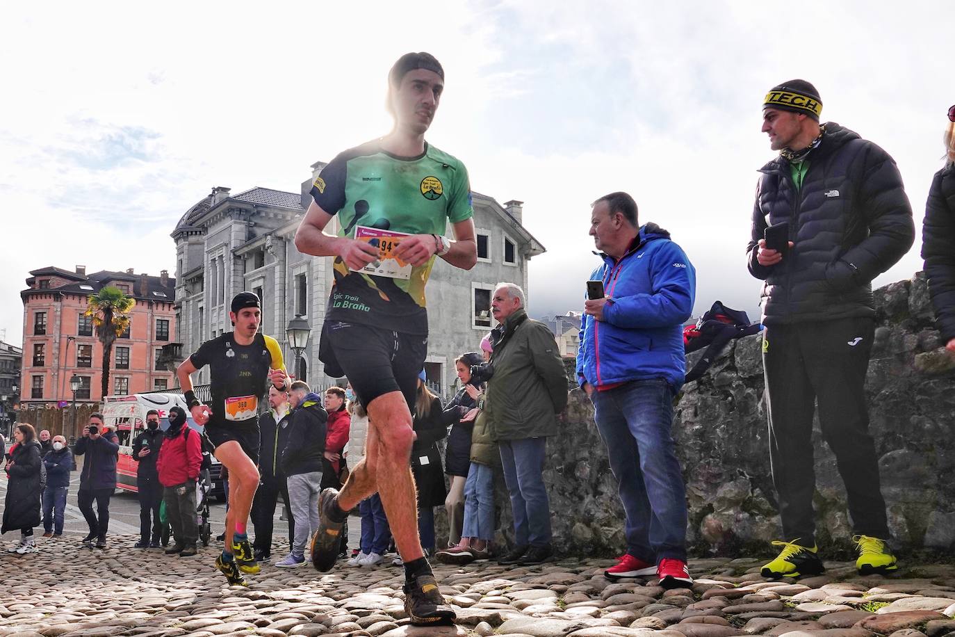 La octava edición del trail Kangas Mountain se ha celebrado este sábado con unas cifras de récord. La primera, la de los participantes. La competición ha contado por primera vez con 1.500 corredores. Pero no es el único hito que se ha superado. Juan José Somohano, ganador de la distancia Original (33 kilómetros), ha parado el crono en 2h46'15''. Somohano repite así en el cajón más alto del podio -ya ganó en la edición de 2020-, acompañado por Wather Becerra (2h45'35'') y Borja Fernández (2h56'09''). El podio femenino de la distancia original lo lideró Belén Pérez Riveiro, con un tiempo de 3h48'46'', seguida de Gabriela Sánchez Cabezas (4h03'2'') y Ana Belén Nogueiro, (4h08'27'')