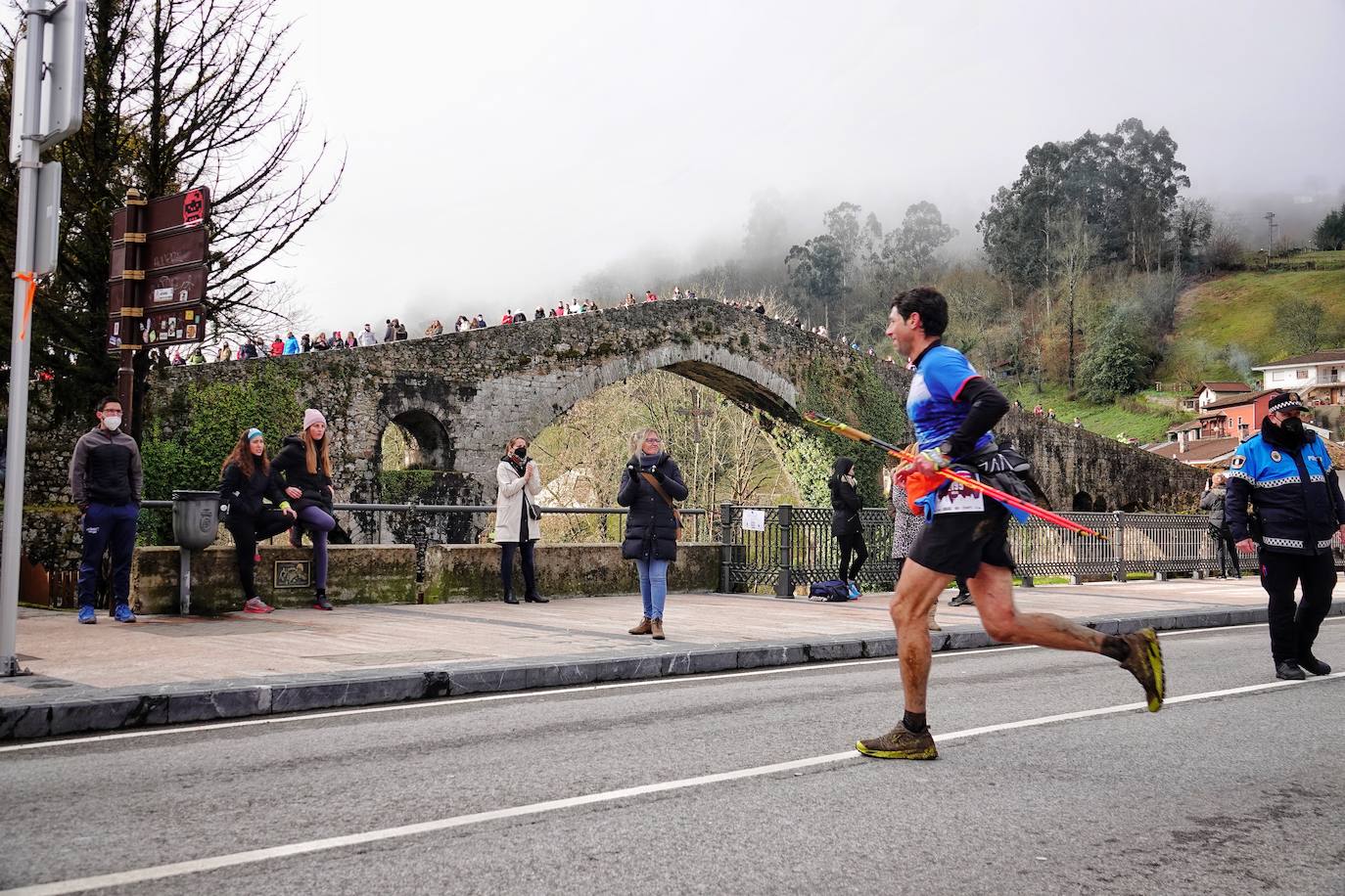 La octava edición del trail Kangas Mountain se ha celebrado este sábado con unas cifras de récord. La primera, la de los participantes. La competición ha contado por primera vez con 1.500 corredores. Pero no es el único hito que se ha superado. Juan José Somohano, ganador de la distancia Original (33 kilómetros), ha parado el crono en 2h46'15''. Somohano repite así en el cajón más alto del podio -ya ganó en la edición de 2020-, acompañado por Wather Becerra (2h45'35'') y Borja Fernández (2h56'09''). El podio femenino de la distancia original lo lideró Belén Pérez Riveiro, con un tiempo de 3h48'46'', seguida de Gabriela Sánchez Cabezas (4h03'2'') y Ana Belén Nogueiro, (4h08'27'')