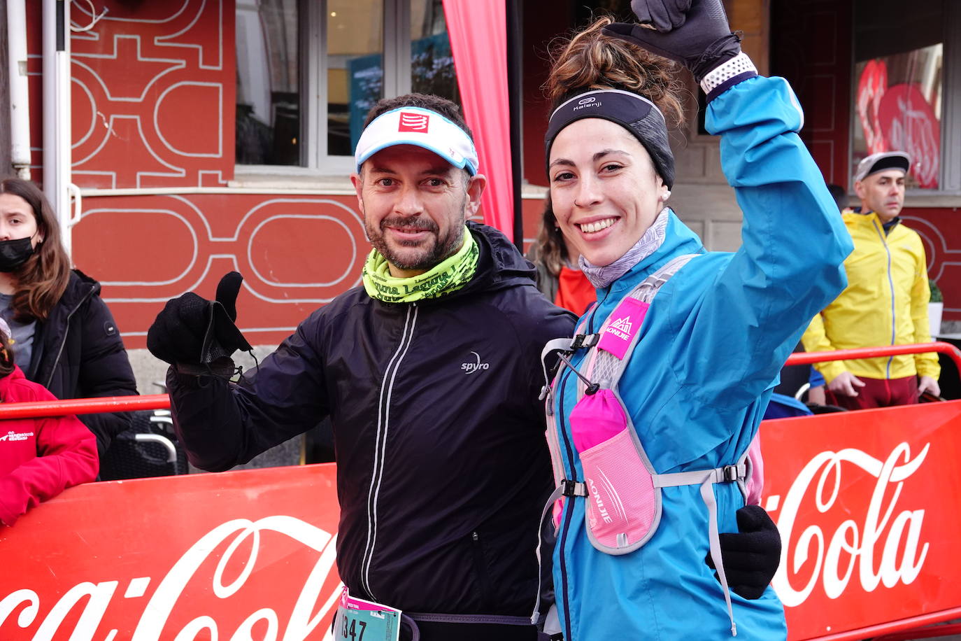 La octava edición del trail Kangas Mountain se ha celebrado este sábado con unas cifras de récord. La primera, la de los participantes. La competición ha contado por primera vez con 1.500 corredores. Pero no es el único hito que se ha superado. Juan José Somohano, ganador de la distancia Original (33 kilómetros), ha parado el crono en 2h46'15''. Somohano repite así en el cajón más alto del podio -ya ganó en la edición de 2020-, acompañado por Wather Becerra (2h45'35'') y Borja Fernández (2h56'09''). El podio femenino de la distancia original lo lideró Belén Pérez Riveiro, con un tiempo de 3h48'46'', seguida de Gabriela Sánchez Cabezas (4h03'2'') y Ana Belén Nogueiro, (4h08'27'')