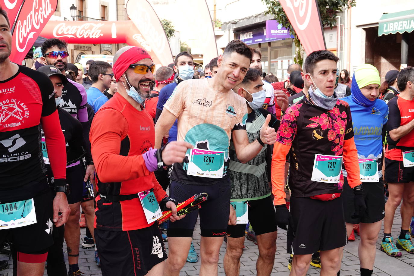 La octava edición del trail Kangas Mountain se ha celebrado este sábado con unas cifras de récord. La primera, la de los participantes. La competición ha contado por primera vez con 1.500 corredores. Pero no es el único hito que se ha superado. Juan José Somohano, ganador de la distancia Original (33 kilómetros), ha parado el crono en 2h46'15''. Somohano repite así en el cajón más alto del podio -ya ganó en la edición de 2020-, acompañado por Wather Becerra (2h45'35'') y Borja Fernández (2h56'09''). El podio femenino de la distancia original lo lideró Belén Pérez Riveiro, con un tiempo de 3h48'46'', seguida de Gabriela Sánchez Cabezas (4h03'2'') y Ana Belén Nogueiro, (4h08'27'')