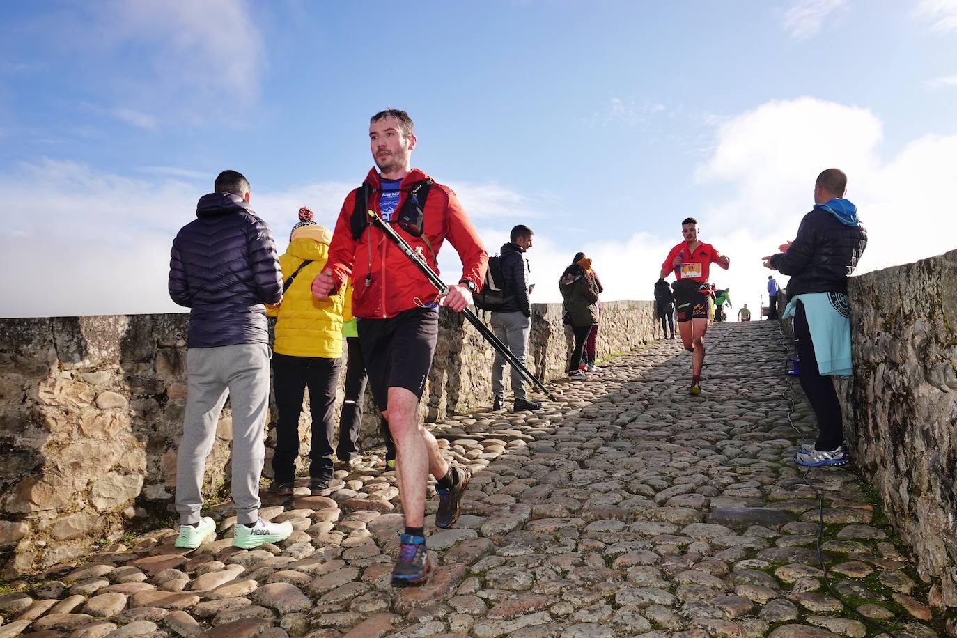La octava edición del trail Kangas Mountain se ha celebrado este sábado con unas cifras de récord. La primera, la de los participantes. La competición ha contado por primera vez con 1.500 corredores. Pero no es el único hito que se ha superado. Juan José Somohano, ganador de la distancia Original (33 kilómetros), ha parado el crono en 2h46'15''. Somohano repite así en el cajón más alto del podio -ya ganó en la edición de 2020-, acompañado por Wather Becerra (2h45'35'') y Borja Fernández (2h56'09''). El podio femenino de la distancia original lo lideró Belén Pérez Riveiro, con un tiempo de 3h48'46'', seguida de Gabriela Sánchez Cabezas (4h03'2'') y Ana Belén Nogueiro, (4h08'27'')