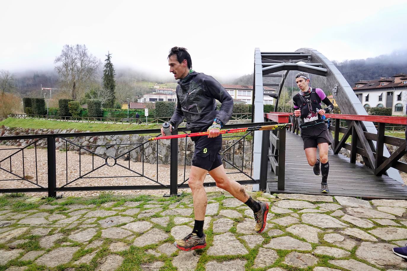 La octava edición del trail Kangas Mountain se ha celebrado este sábado con unas cifras de récord. La primera, la de los participantes. La competición ha contado por primera vez con 1.500 corredores. Pero no es el único hito que se ha superado. Juan José Somohano, ganador de la distancia Original (33 kilómetros), ha parado el crono en 2h46'15''. Somohano repite así en el cajón más alto del podio -ya ganó en la edición de 2020-, acompañado por Wather Becerra (2h45'35'') y Borja Fernández (2h56'09''). El podio femenino de la distancia original lo lideró Belén Pérez Riveiro, con un tiempo de 3h48'46'', seguida de Gabriela Sánchez Cabezas (4h03'2'') y Ana Belén Nogueiro, (4h08'27'')