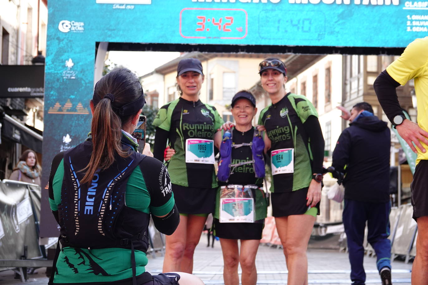La octava edición del trail Kangas Mountain se ha celebrado este sábado con unas cifras de récord. La primera, la de los participantes. La competición ha contado por primera vez con 1.500 corredores. Pero no es el único hito que se ha superado. Juan José Somohano, ganador de la distancia Original (33 kilómetros), ha parado el crono en 2h46'15''. Somohano repite así en el cajón más alto del podio -ya ganó en la edición de 2020-, acompañado por Wather Becerra (2h45'35'') y Borja Fernández (2h56'09''). El podio femenino de la distancia original lo lideró Belén Pérez Riveiro, con un tiempo de 3h48'46'', seguida de Gabriela Sánchez Cabezas (4h03'2'') y Ana Belén Nogueiro, (4h08'27'')