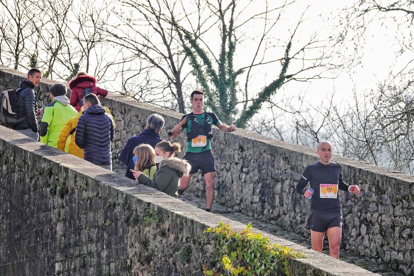 La octava edición del trail Kangas Mountain se ha celebrado este sábado con unas cifras de récord. La primera, la de los participantes. La competición ha contado por primera vez con 1.500 corredores. Pero no es el único hito que se ha superado. Juan José Somohano, ganador de la distancia Original (33 kilómetros), ha parado el crono en 2h46'15''. Somohano repite así en el cajón más alto del podio -ya ganó en la edición de 2020-, acompañado por Wather Becerra (2h45'35'') y Borja Fernández (2h56'09''). El podio femenino de la distancia original lo lideró Belén Pérez Riveiro, con un tiempo de 3h48'46'', seguida de Gabriela Sánchez Cabezas (4h03'2'') y Ana Belén Nogueiro, (4h08'27'')