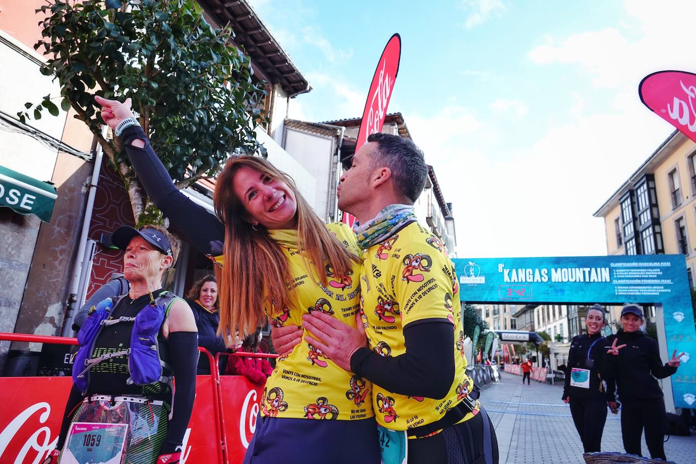 La octava edición del trail Kangas Mountain se ha celebrado este sábado con unas cifras de récord. La primera, la de los participantes. La competición ha contado por primera vez con 1.500 corredores. Pero no es el único hito que se ha superado. Juan José Somohano, ganador de la distancia Original (33 kilómetros), ha parado el crono en 2h46'15''. Somohano repite así en el cajón más alto del podio -ya ganó en la edición de 2020-, acompañado por Wather Becerra (2h45'35'') y Borja Fernández (2h56'09''). El podio femenino de la distancia original lo lideró Belén Pérez Riveiro, con un tiempo de 3h48'46'', seguida de Gabriela Sánchez Cabezas (4h03'2'') y Ana Belén Nogueiro, (4h08'27'')