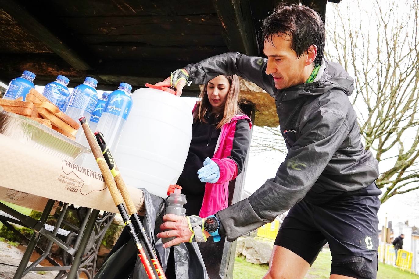 La octava edición del trail Kangas Mountain se ha celebrado este sábado con unas cifras de récord. La primera, la de los participantes. La competición ha contado por primera vez con 1.500 corredores. Pero no es el único hito que se ha superado. Juan José Somohano, ganador de la distancia Original (33 kilómetros), ha parado el crono en 2h46'15''. Somohano repite así en el cajón más alto del podio -ya ganó en la edición de 2020-, acompañado por Wather Becerra (2h45'35'') y Borja Fernández (2h56'09''). El podio femenino de la distancia original lo lideró Belén Pérez Riveiro, con un tiempo de 3h48'46'', seguida de Gabriela Sánchez Cabezas (4h03'2'') y Ana Belén Nogueiro, (4h08'27'')