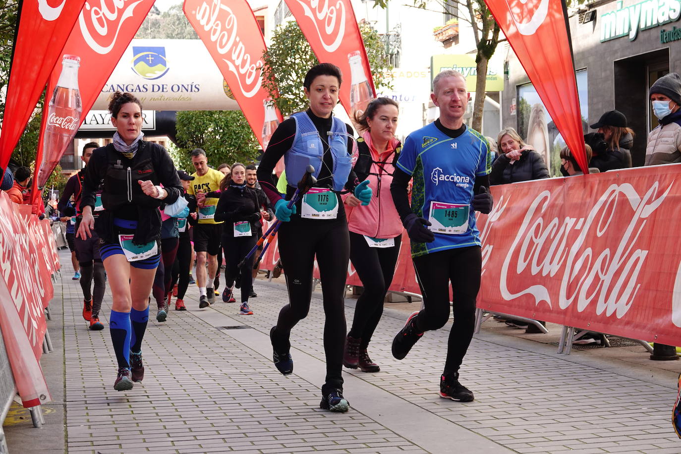 La octava edición del trail Kangas Mountain se ha celebrado este sábado con unas cifras de récord. La primera, la de los participantes. La competición ha contado por primera vez con 1.500 corredores. Pero no es el único hito que se ha superado. Juan José Somohano, ganador de la distancia Original (33 kilómetros), ha parado el crono en 2h46'15''. Somohano repite así en el cajón más alto del podio -ya ganó en la edición de 2020-, acompañado por Wather Becerra (2h45'35'') y Borja Fernández (2h56'09''). El podio femenino de la distancia original lo lideró Belén Pérez Riveiro, con un tiempo de 3h48'46'', seguida de Gabriela Sánchez Cabezas (4h03'2'') y Ana Belén Nogueiro, (4h08'27'')