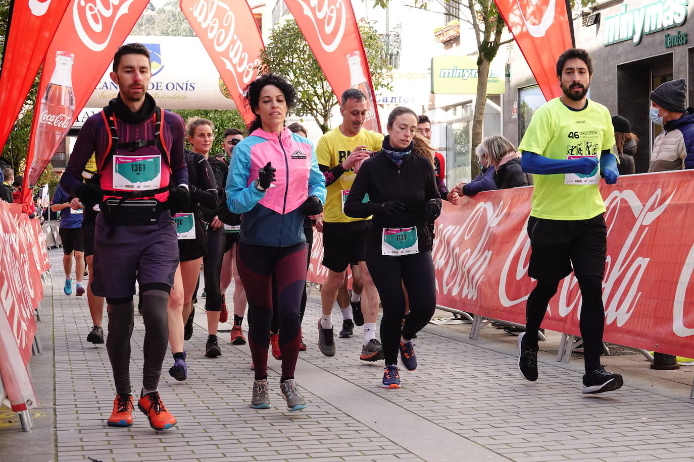 La octava edición del trail Kangas Mountain se ha celebrado este sábado con unas cifras de récord. La primera, la de los participantes. La competición ha contado por primera vez con 1.500 corredores. Pero no es el único hito que se ha superado. Juan José Somohano, ganador de la distancia Original (33 kilómetros), ha parado el crono en 2h46'15''. Somohano repite así en el cajón más alto del podio -ya ganó en la edición de 2020-, acompañado por Wather Becerra (2h45'35'') y Borja Fernández (2h56'09''). El podio femenino de la distancia original lo lideró Belén Pérez Riveiro, con un tiempo de 3h48'46'', seguida de Gabriela Sánchez Cabezas (4h03'2'') y Ana Belén Nogueiro, (4h08'27'')