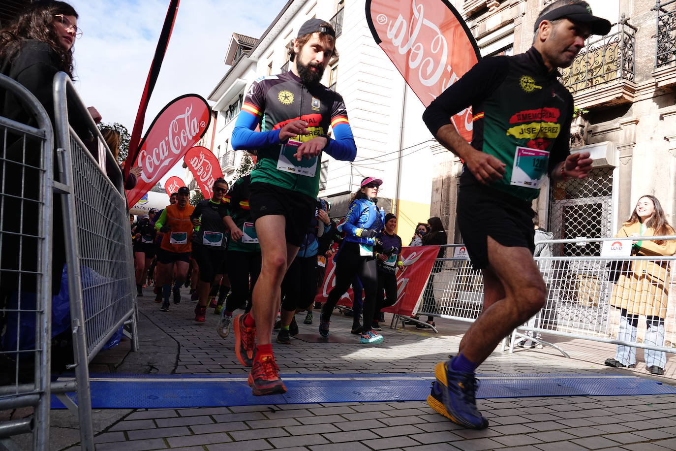La octava edición del trail Kangas Mountain se ha celebrado este sábado con unas cifras de récord. La primera, la de los participantes. La competición ha contado por primera vez con 1.500 corredores. Pero no es el único hito que se ha superado. Juan José Somohano, ganador de la distancia Original (33 kilómetros), ha parado el crono en 2h46'15''. Somohano repite así en el cajón más alto del podio -ya ganó en la edición de 2020-, acompañado por Wather Becerra (2h45'35'') y Borja Fernández (2h56'09''). El podio femenino de la distancia original lo lideró Belén Pérez Riveiro, con un tiempo de 3h48'46'', seguida de Gabriela Sánchez Cabezas (4h03'2'') y Ana Belén Nogueiro, (4h08'27'')