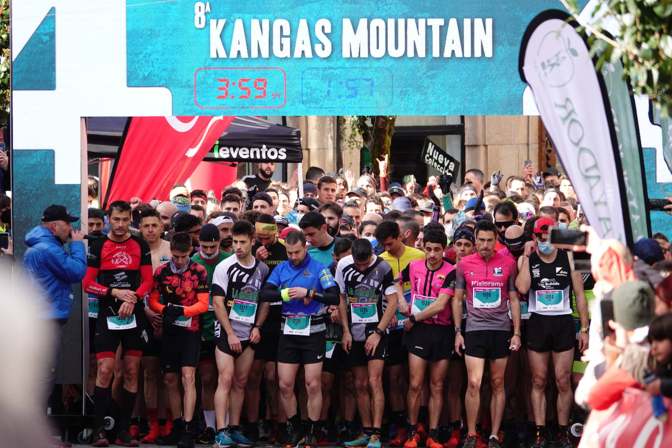 La octava edición del trail Kangas Mountain se ha celebrado este sábado con unas cifras de récord. La primera, la de los participantes. La competición ha contado por primera vez con 1.500 corredores. Pero no es el único hito que se ha superado. Juan José Somohano, ganador de la distancia Original (33 kilómetros), ha parado el crono en 2h46'15''. Somohano repite así en el cajón más alto del podio -ya ganó en la edición de 2020-, acompañado por Wather Becerra (2h45'35'') y Borja Fernández (2h56'09''). El podio femenino de la distancia original lo lideró Belén Pérez Riveiro, con un tiempo de 3h48'46'', seguida de Gabriela Sánchez Cabezas (4h03'2'') y Ana Belén Nogueiro, (4h08'27'')