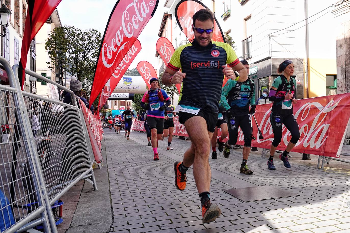 La octava edición del trail Kangas Mountain se ha celebrado este sábado con unas cifras de récord. La primera, la de los participantes. La competición ha contado por primera vez con 1.500 corredores. Pero no es el único hito que se ha superado. Juan José Somohano, ganador de la distancia Original (33 kilómetros), ha parado el crono en 2h46'15''. Somohano repite así en el cajón más alto del podio -ya ganó en la edición de 2020-, acompañado por Wather Becerra (2h45'35'') y Borja Fernández (2h56'09''). El podio femenino de la distancia original lo lideró Belén Pérez Riveiro, con un tiempo de 3h48'46'', seguida de Gabriela Sánchez Cabezas (4h03'2'') y Ana Belén Nogueiro, (4h08'27'')