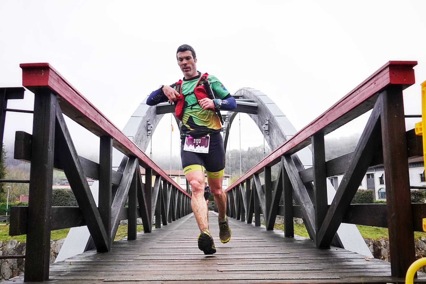 La octava edición del trail Kangas Mountain se ha celebrado este sábado con unas cifras de récord. La primera, la de los participantes. La competición ha contado por primera vez con 1.500 corredores. Pero no es el único hito que se ha superado. Juan José Somohano, ganador de la distancia Original (33 kilómetros), ha parado el crono en 2h46'15''. Somohano repite así en el cajón más alto del podio -ya ganó en la edición de 2020-, acompañado por Wather Becerra (2h45'35'') y Borja Fernández (2h56'09''). El podio femenino de la distancia original lo lideró Belén Pérez Riveiro, con un tiempo de 3h48'46'', seguida de Gabriela Sánchez Cabezas (4h03'2'') y Ana Belén Nogueiro, (4h08'27'')