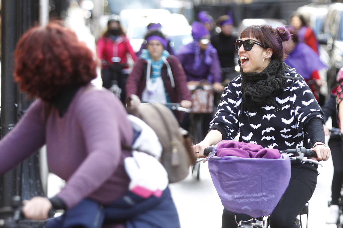 Subidas en sus bicicletas, las feministas de Gijón han recorrido las calles de la ciudad a tres días del 8-M