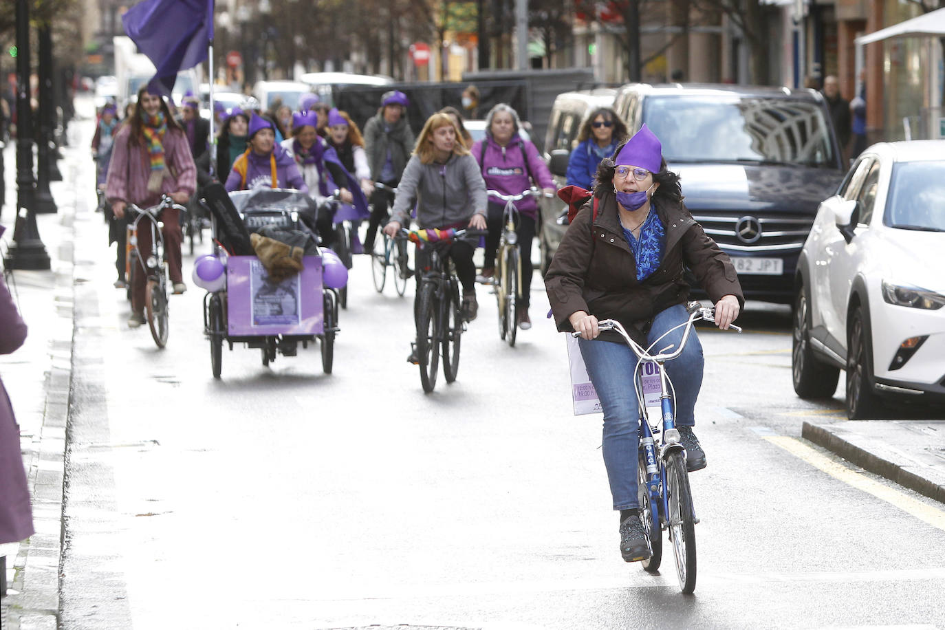 Subidas en sus bicicletas, las feministas de Gijón han recorrido las calles de la ciudad a tres días del 8-M