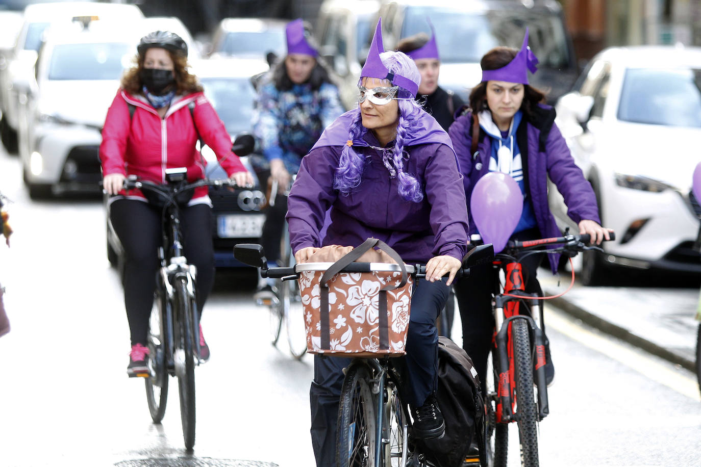 Subidas en sus bicicletas, las feministas de Gijón han recorrido las calles de la ciudad a tres días del 8-M