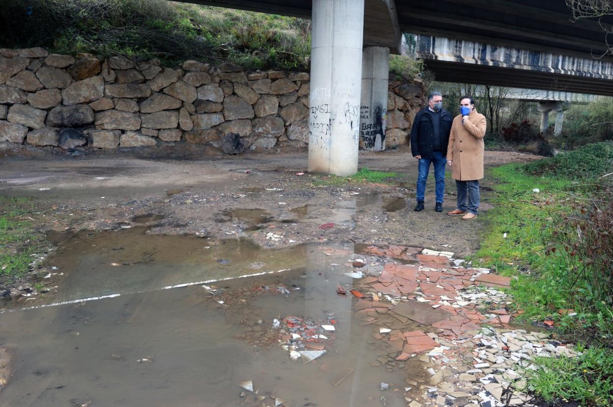 El concejal Alejandro Villa, y el portavoz del PP, Hugo Nava, en el vertedero ilegal de Puente Viejo. 
