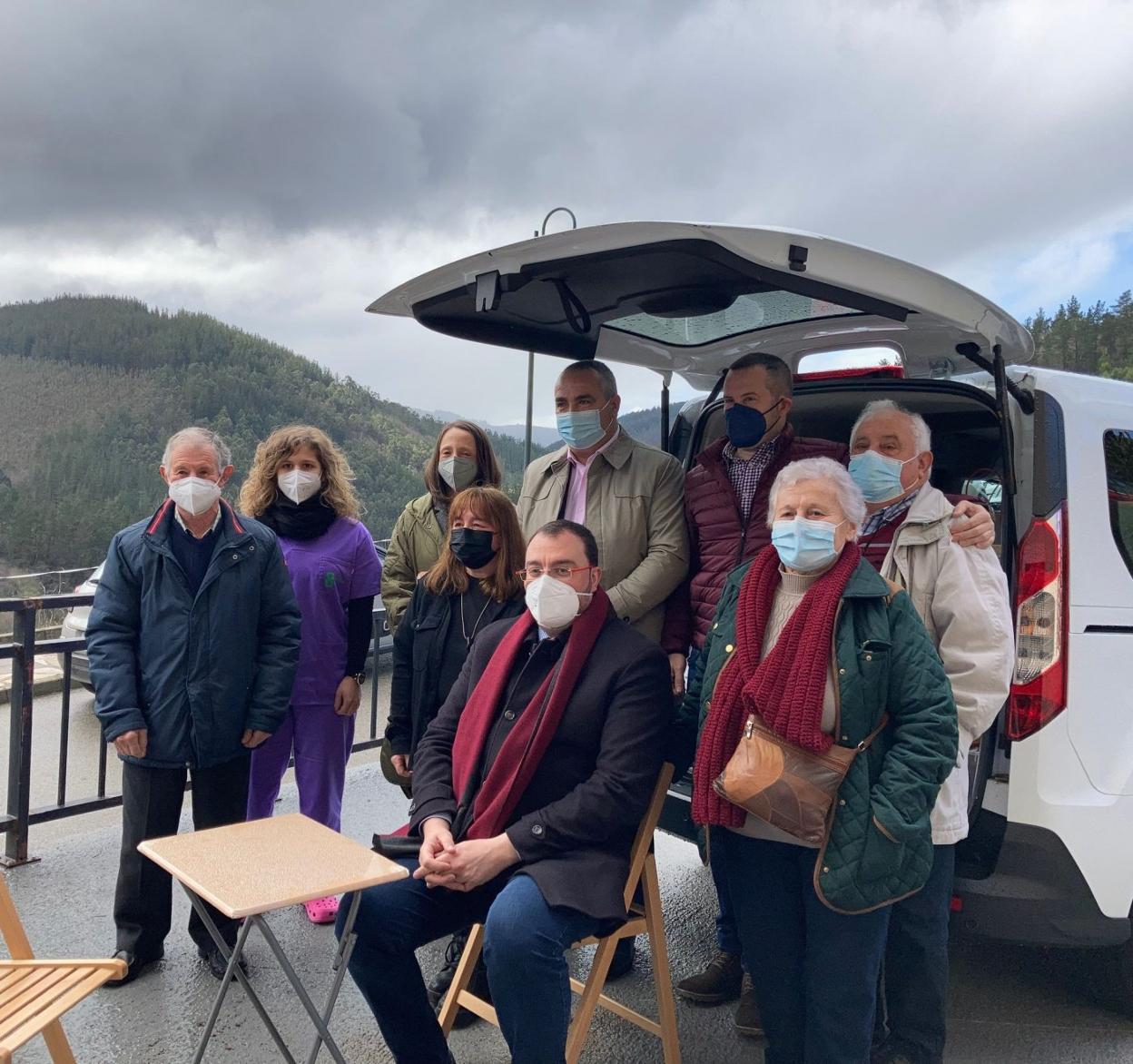 Adrián, con miembros de la Asociación El Mazo y a la directora del centro de mayores. 