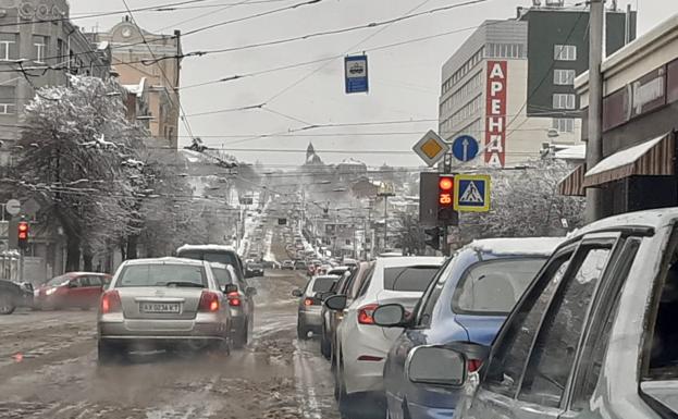 Grandes filas de coches tratando de salir de Járkov hacia la estación.