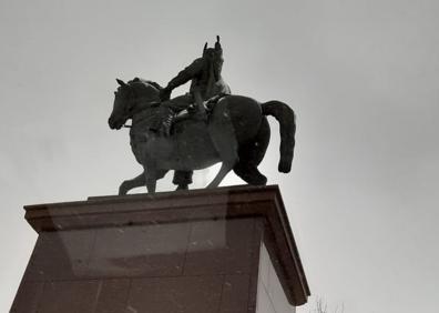 Imagen secundaria 1 - Un cartel contra los soldados rusos en el monumento al cosaco Kharko, uno de los símbolos de la ciudad de Járkov.