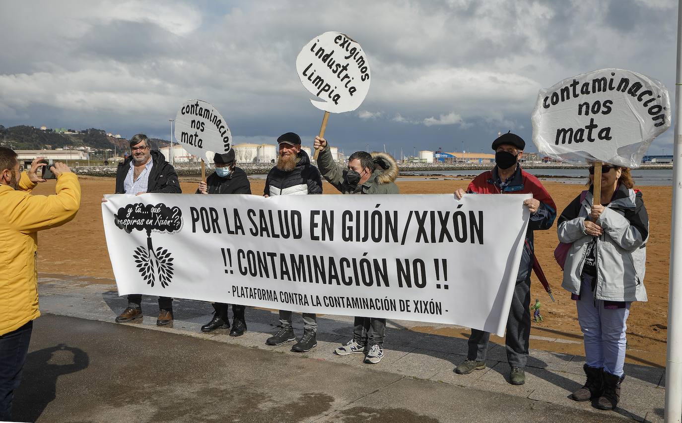 La Plataforma contra la Contaminación de Gijón y varios colectivos vecinalesse han concentrado para exigir al Ayuntamiento y el Principado «poner fin a la inacción contra la contaminación de la industria»