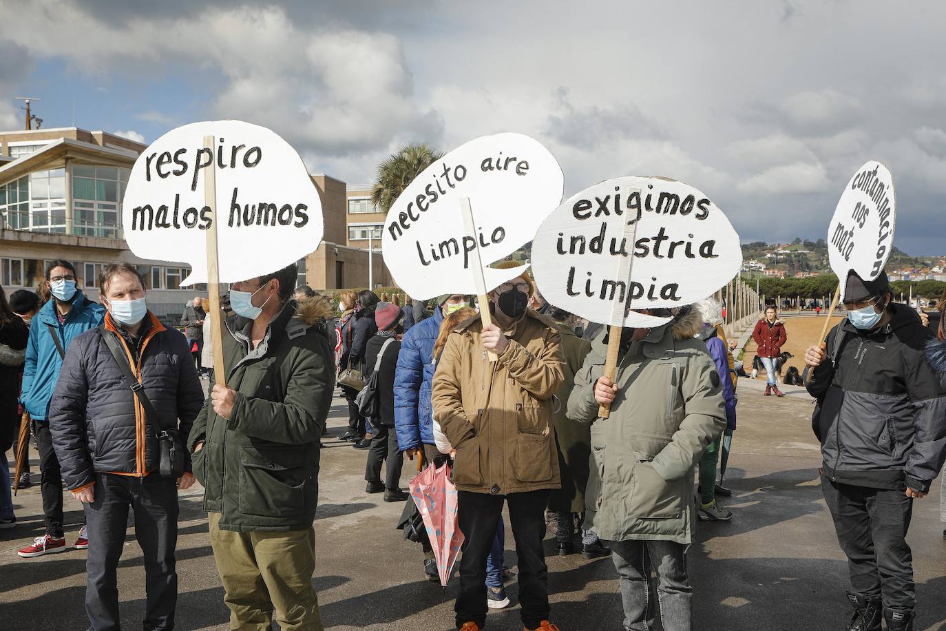 La Plataforma contra la Contaminación de Gijón y varios colectivos vecinalesse han concentrado para exigir al Ayuntamiento y el Principado «poner fin a la inacción contra la contaminación de la industria»