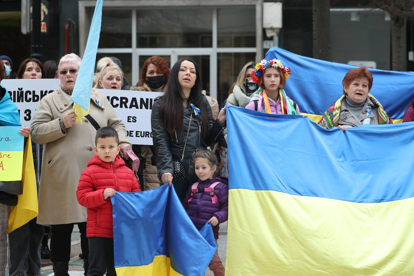 Más de 250 personas se han manifestado este domingo en Gijón para mostrar su apoyo al pueblo ucraniano y su repulsa contra la guerra comenzada por Rusia. Entre las pancartas se podían leer proclamas como «Ucrania, estamos contigo», «Putin, fuera de Ucrania» o «Madres de todos los países contra la guerra». 