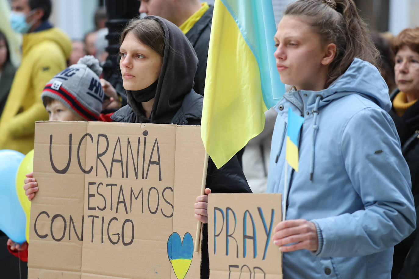 Más de 250 personas se han manifestado este domingo en Gijón para mostrar su apoyo al pueblo ucraniano y su repulsa contra la guerra comenzada por Rusia. Entre las pancartas se podían leer proclamas como «Ucrania, estamos contigo», «Putin, fuera de Ucrania» o «Madres de todos los países contra la guerra». 