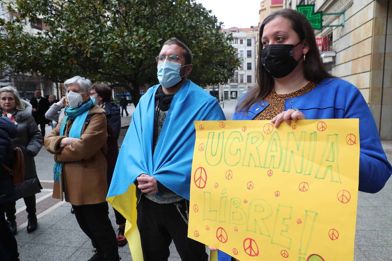 Más de 250 personas se han manifestado este domingo en Gijón para mostrar su apoyo al pueblo ucraniano y su repulsa contra la guerra comenzada por Rusia. Entre las pancartas se podían leer proclamas como «Ucrania, estamos contigo», «Putin, fuera de Ucrania» o «Madres de todos los países contra la guerra». 